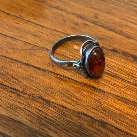 Elegant Silver and Amber Women's Ring - Picture 2 of 5
